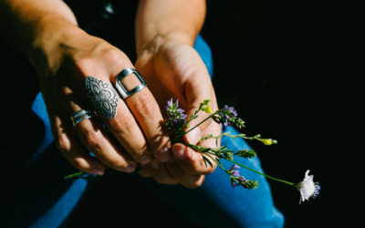 5 raisons d’offrir un bijou avec des fleurs